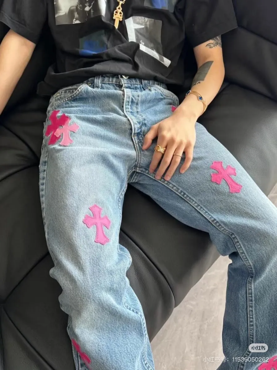 P280 Style number D: 311 Chrome Hearts washed blue and pink leather jeans Size: s-XXL (28 30 32 34 36) Color: washed blue Size reference 28 pants length 100 waist circumference 72 30 pants length 101 waist circumference 76 32 pants length 103 waist circumference 80 34 pants length 104 waist circumference 84 36 pants length 106 waist circumference 88